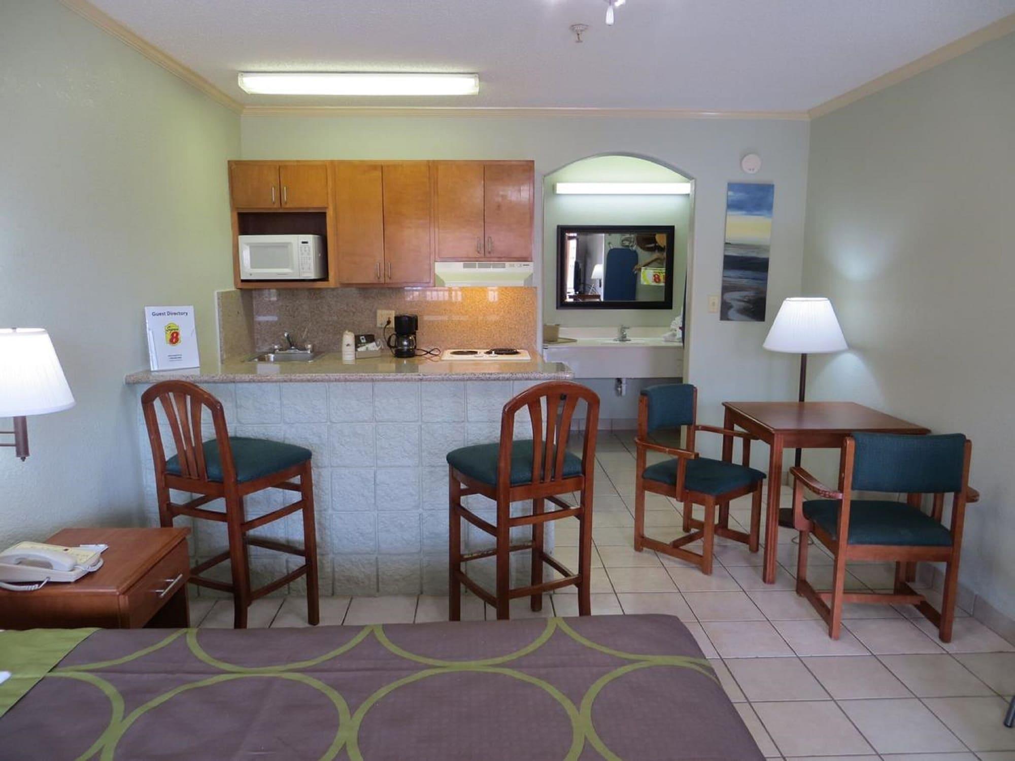 Super 8 By Wyndham Hotel